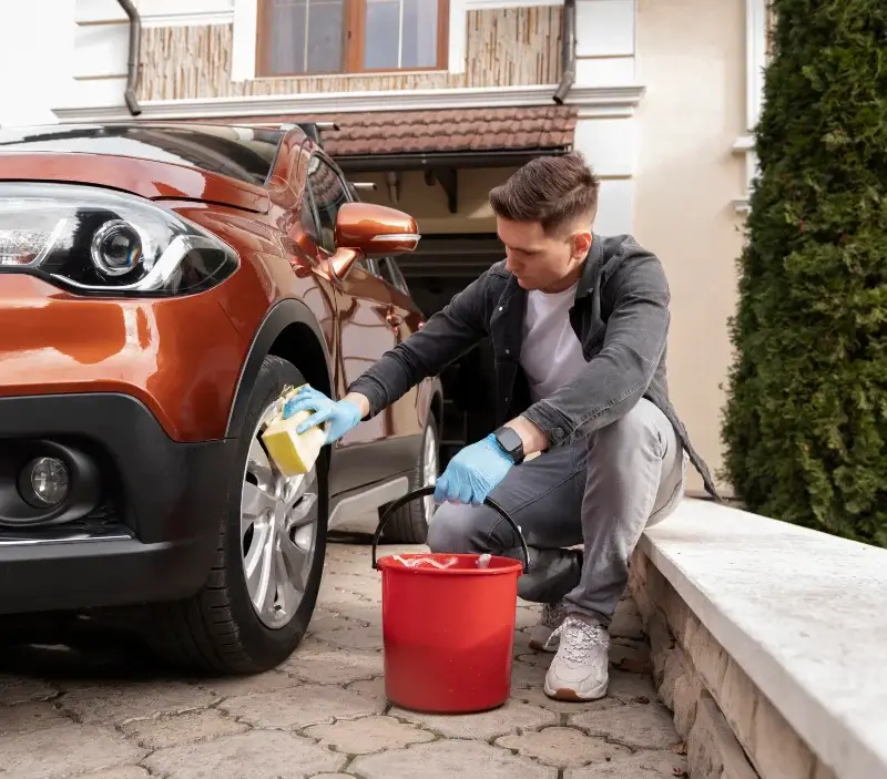 Lavage auto à domicile Munster : professionnel intervenant sur un véhicule
